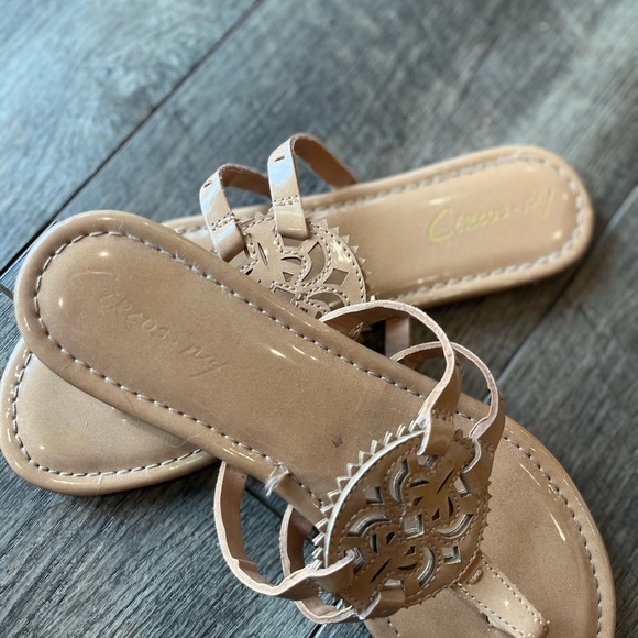 Circus by Sam Edelman flat sandal. Patent Almond Color. Women’s size 7 - Picture 2 of 3